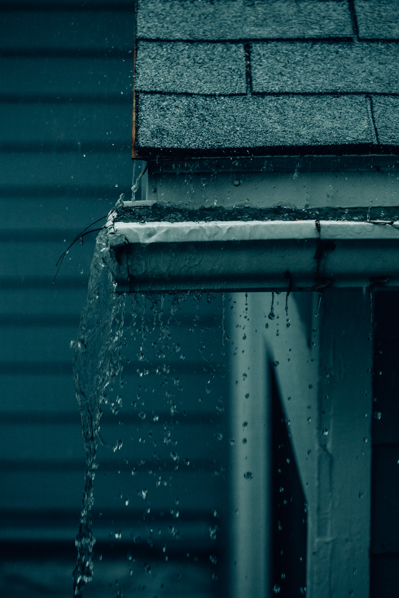 大雨時滿水溢流的天溝