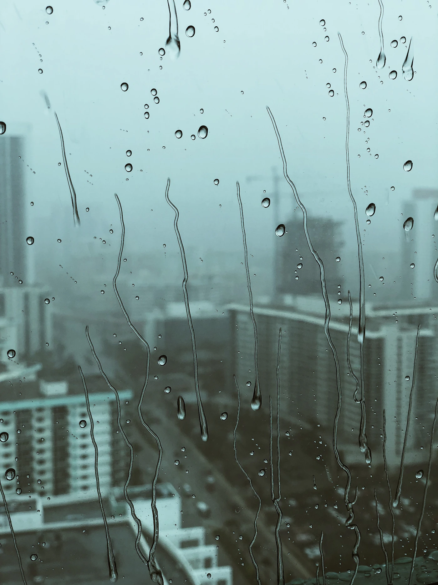 玻璃上的雨痕與城市